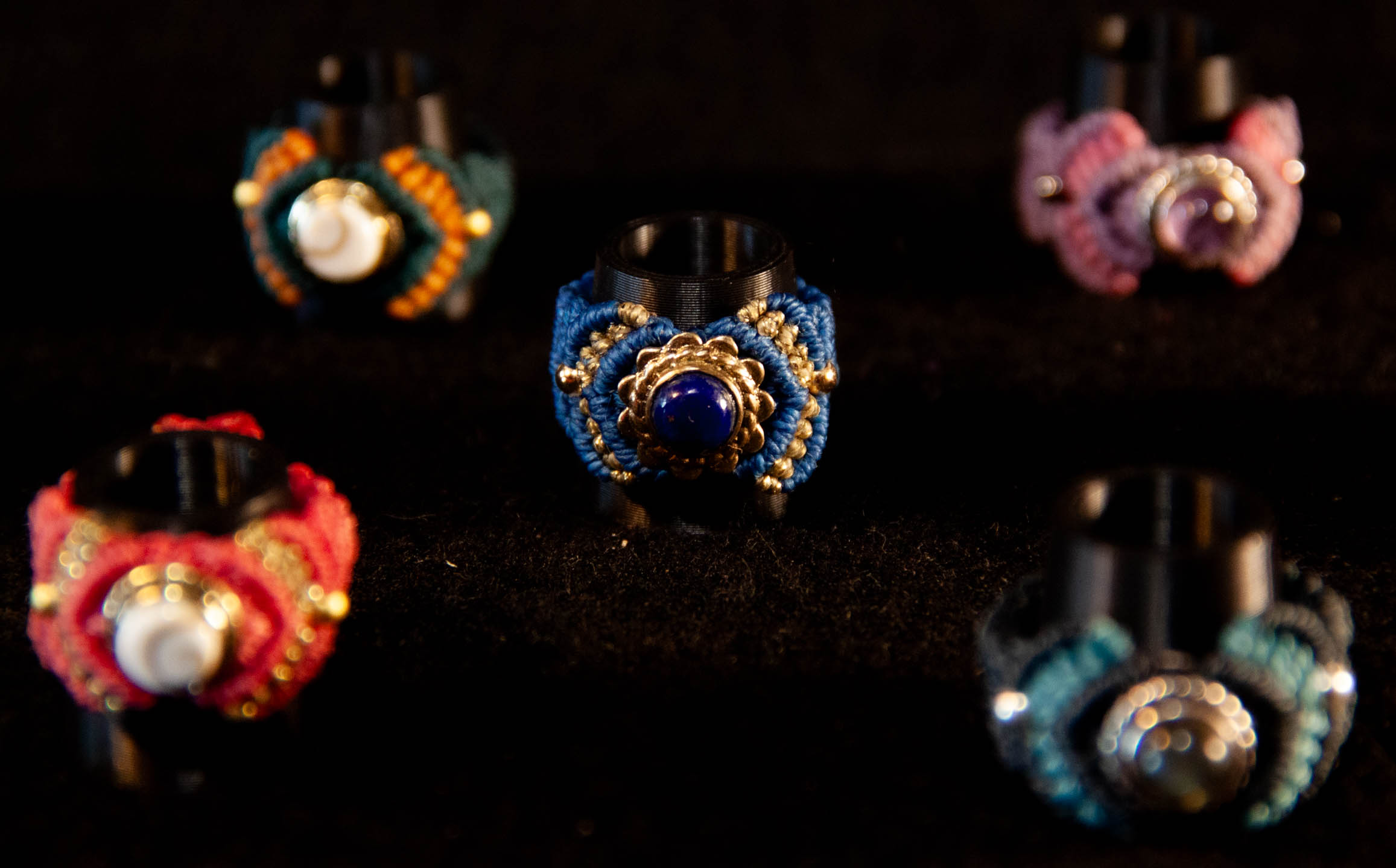 Bague azur artisanale en micro-macramé