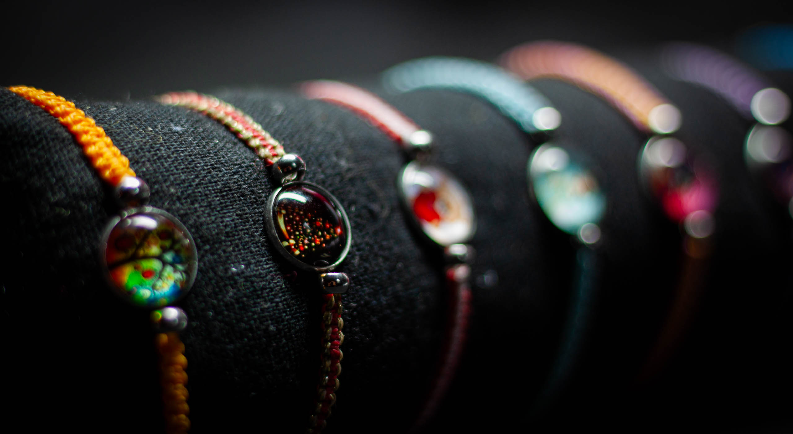 Bracelets colorés ornés de perles de verre