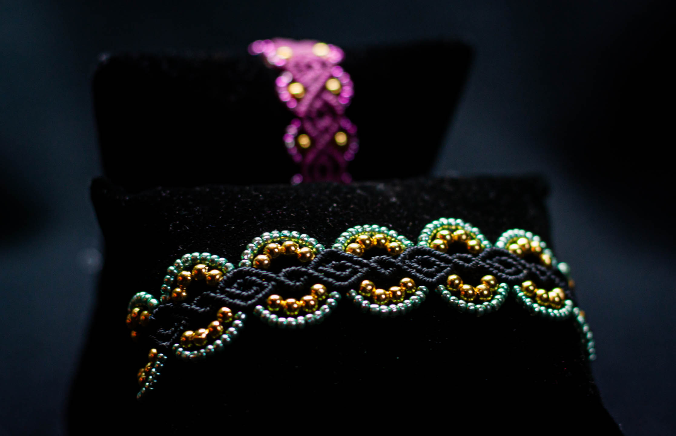 Bracelet noir, vert émeraude et perles dorées en micro-macramé